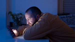 O uso prolongado de dispositivos digitais pode causar problemas oculares, físicos e até contribuir para desequilíbrios emocionais